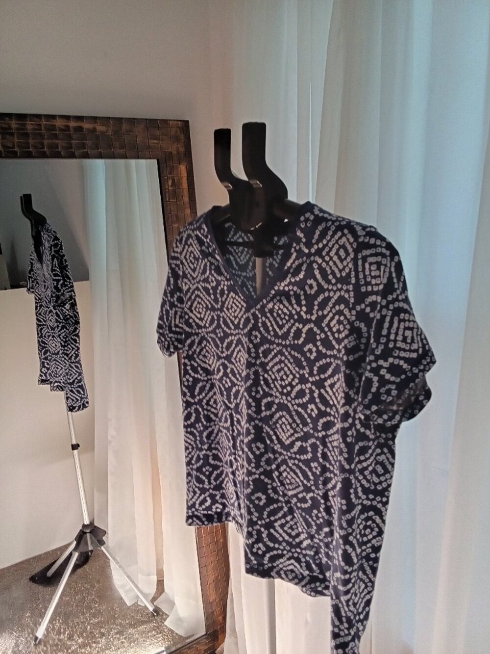 Lands End relaxed Fit Ladies Large Navy w white graphic tee shirt